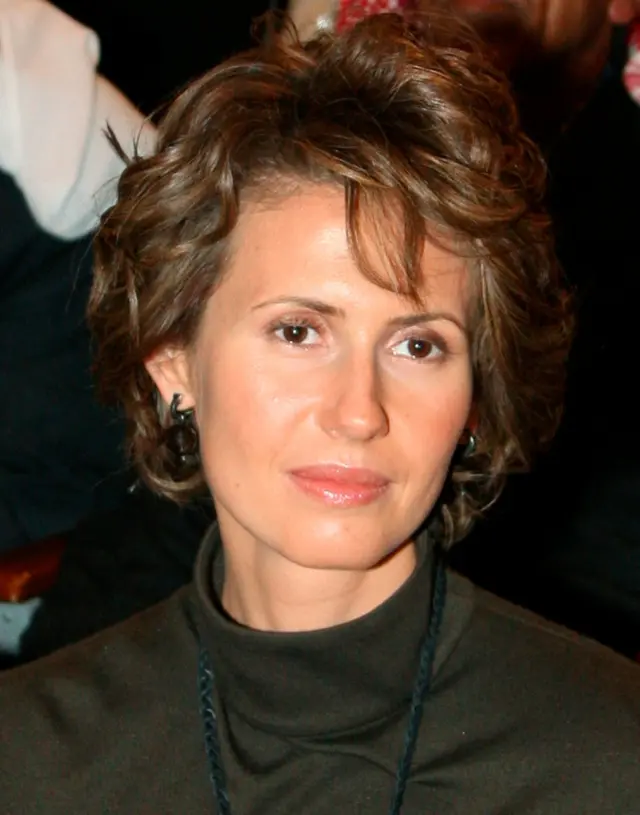 Foto de Asma al-Assad, ela veste roupa preta