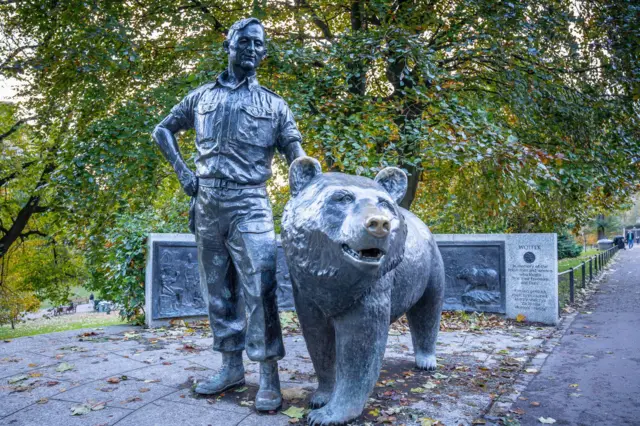 Uma estátua de Wojtek, em Edimburgo, em memória do urso e de seus companheiros soldados