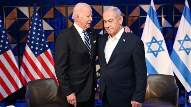 Imagem de arquivo do presidente dos EUA, Biden, com o braço sobre o ombro do primeiro-ministro israelense, Benjamin Netanyahu