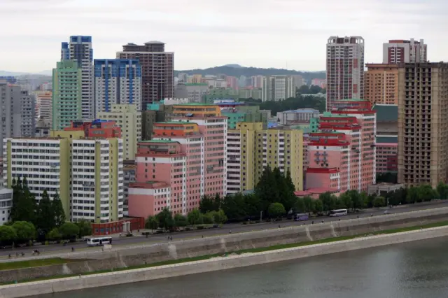 Edifícios perto de um rio em Pyongyang