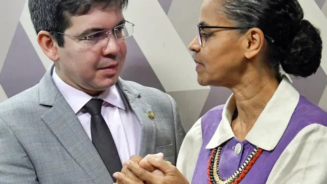 O senador Randolfe Rodrigues e a ministra do Meio Ambiente, Marina Silva, de mãos dadas