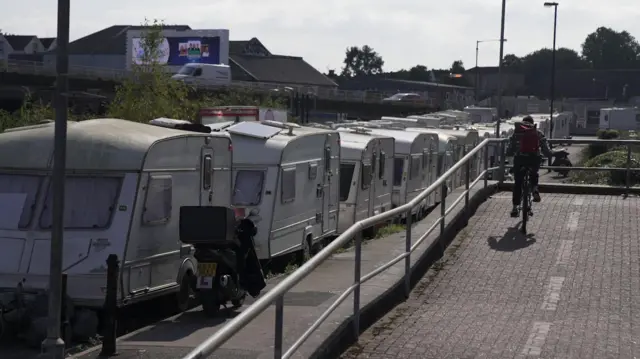 foto de trailers estacionados um em frente ao outro