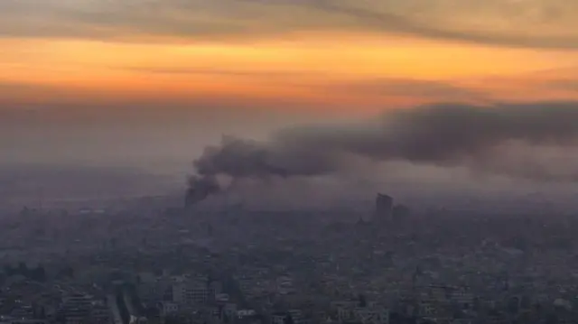 Foto aérea mostrando a fumaça após os ataques aéreos em Damasco na manhã de 10 de dezembro de 2024