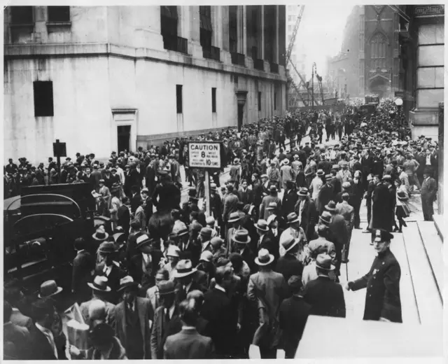 Multidão em Wall Street, Nova York, em foto em preto e branco