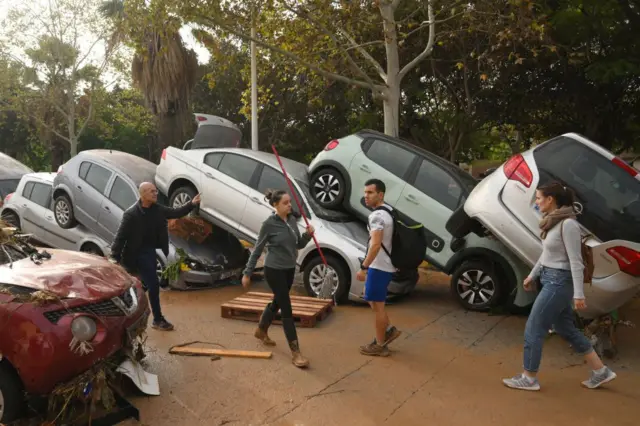 Carros amontoados levados pela chiva