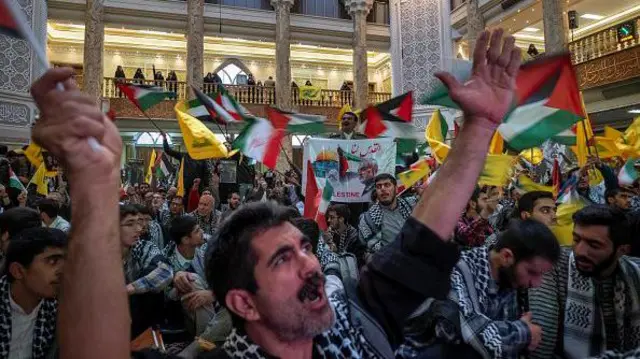 Homens iranianos participam de uma cerimônia em 24/10 em homenagem ao líder do Hamas morto, Yahya Sinwar