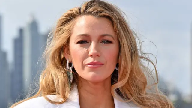 Blake Lively em frente ao horizonte de Londres 