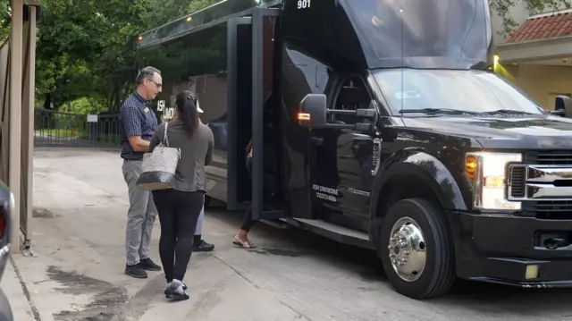 Uma mulher embarca em um ônibus para começar a viajar para o Novo México para um aborto