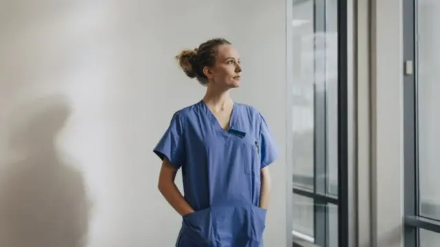 Foto ilustrativa de médica usando uniforme cirúrgico