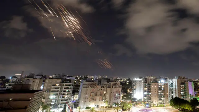 Rastros de luz no céu noturno sobre Ashkelon, em Israel, em 1º de outubro de 2024