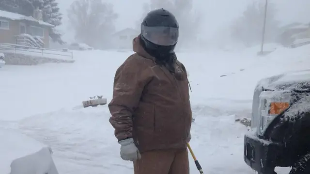 Chris de capacete, durante o inverno, em Wyoming