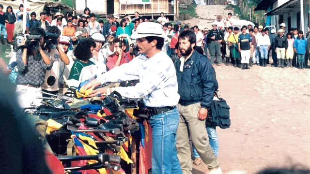 Carlos Pizarro entrega armas