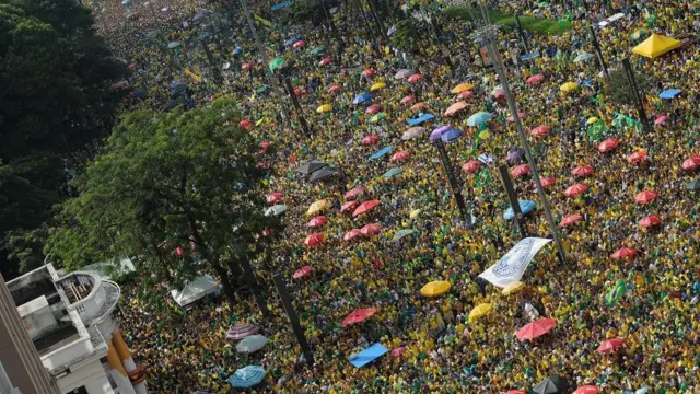 multidão em protesto