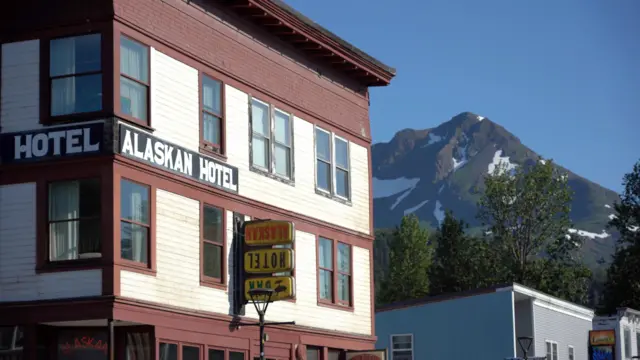 Fachada de um bar de Cordova, com uma montanha com neve no fundo.