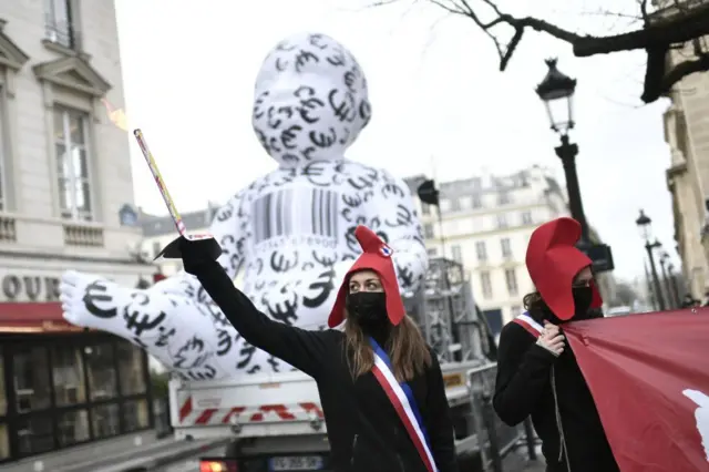 Dois manifestantes franceses usando gorro 