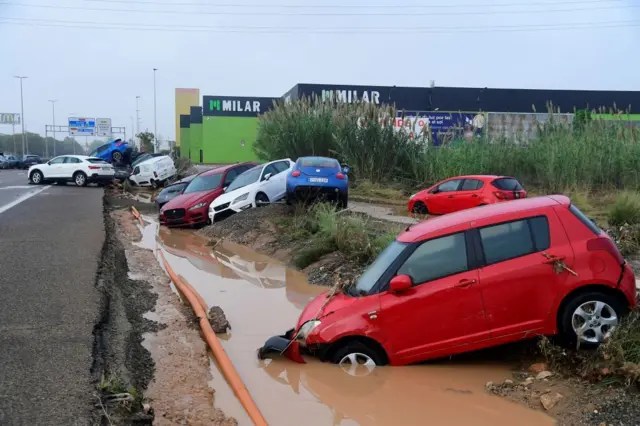 Carros arrastados pela chuva