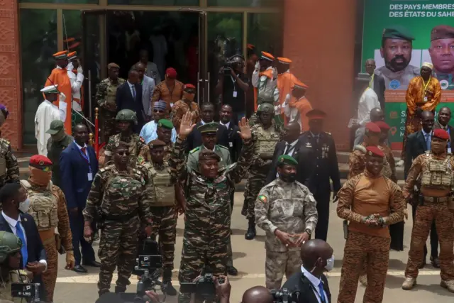 Le général Abdourahamane Tiani (C), le générall malien Assimi Goita (3e à droite) et le capitaine burkinabé Ibrahim Traore (2e à droite) arrivent avant le sommet de la Confédération des États du Sahel (AES) à Niamey, le 6 juillet 2024. 