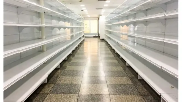 Prateleiras vazias de um supermercado em Caracas