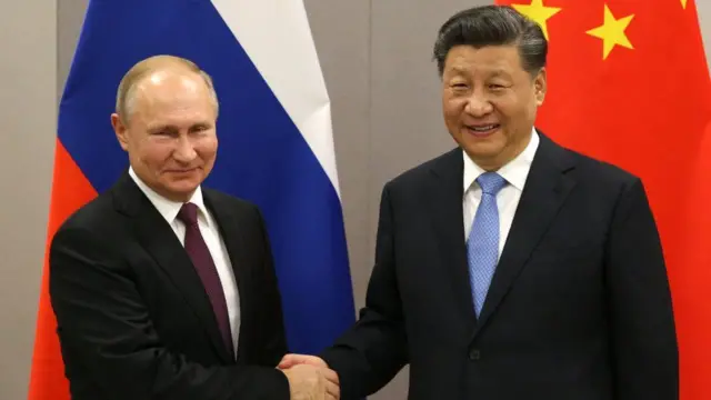 Vladimir Putin e Xi Jinping durante encontro em fevereiro de 2022 em Pequim