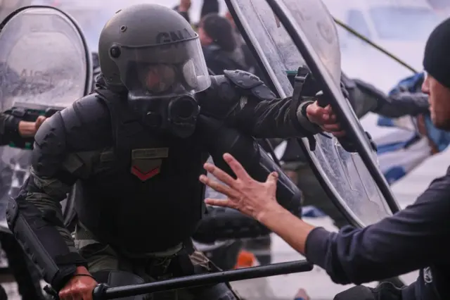 Um policial confrontando um manifestante em Buenos Aires