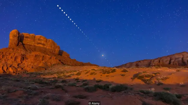 Marcas de diversas fases da Lua no céu do deserto