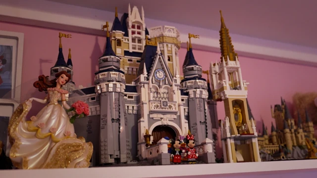 Um castelo feito de Lego e uma princesa da Disney