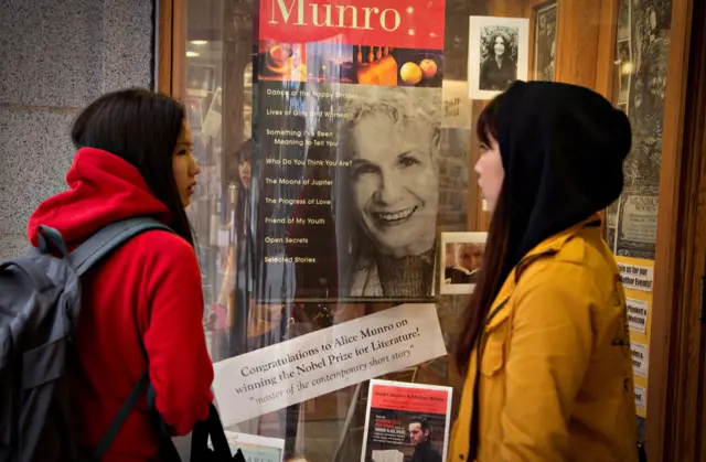 Duas mulheres em frente à vitrine da livraria Munro Books