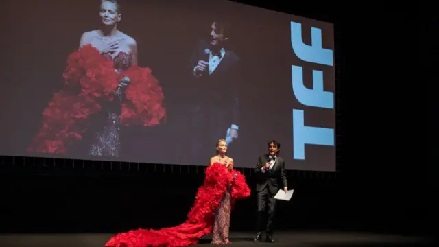 Sharon Stone de vestido vermelho no palco