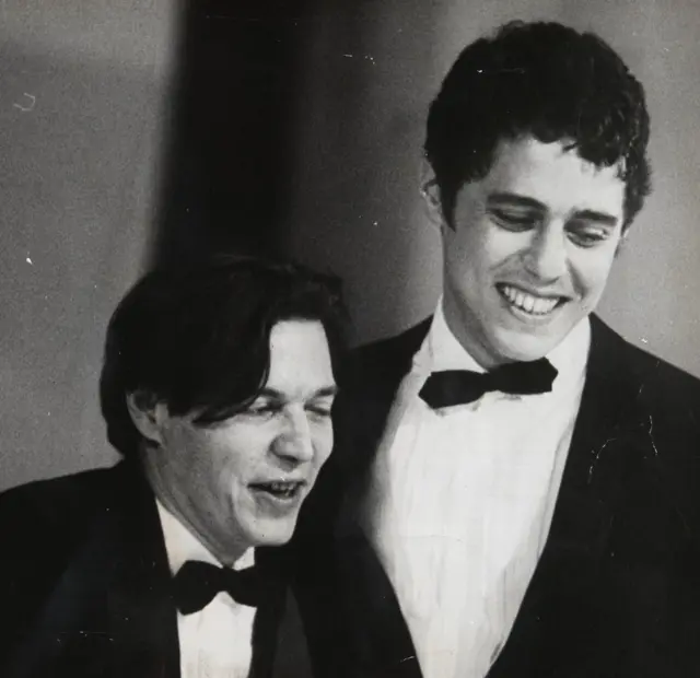 Tom Jobim e Chico Buarque no palco do Maracanãzinho, na final da etapa internacional do III Festival Internacional da Canção, de 1968