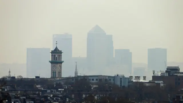 Nuvem de poeira vinda do deserto do Saara vista em Londres, Reino Unido