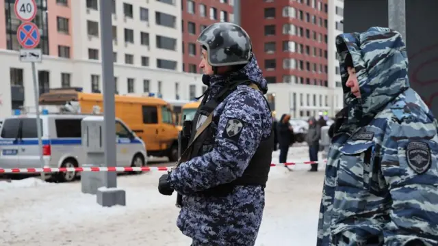 Policiais em trajes camuflados montam guarda perto de uma cena de explosão em Moscou