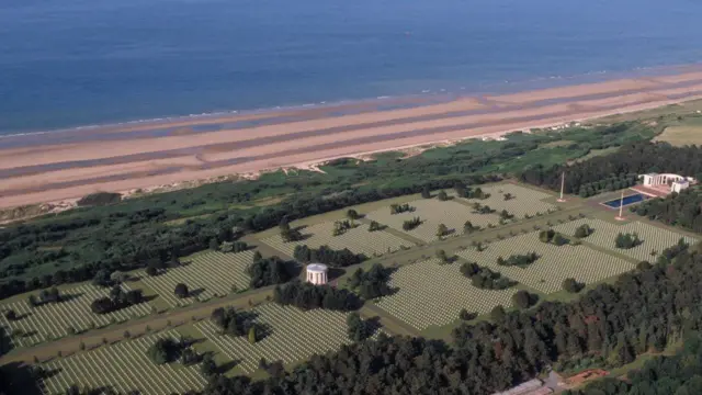 Vista aérea de cemitério às margens de praia