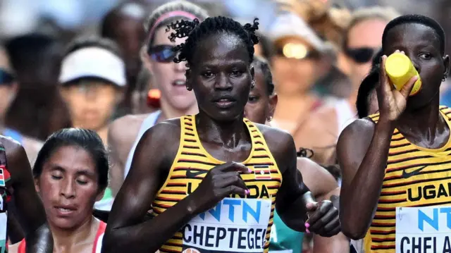 Rebecca Cheptegei correndo a maratona feminina de Budapeste em 2023.