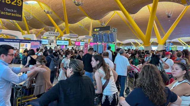 Passageiros esperam para fazer check-in no Aeroporto Adolfo Suarez Madrid-Barajas, em Madrid, Espanha, 19 de julho de 2024