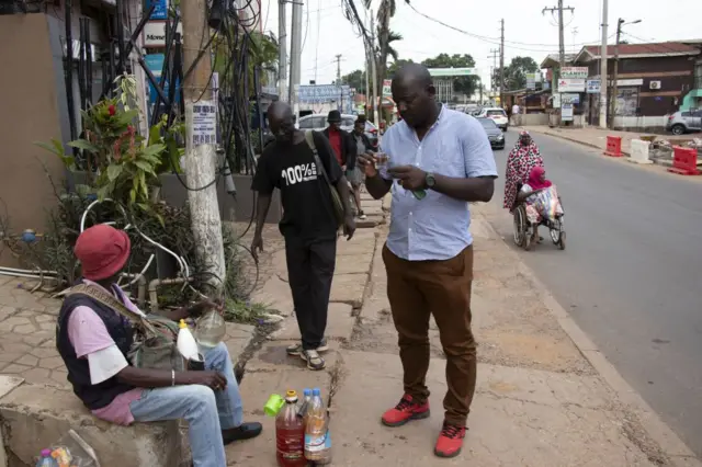 Un vendeur ambulant vend des médicaments traditionnels pour des maladies telles que le paludisme et la typhoïde à Yaoundé.