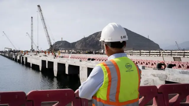 Um operário observa as obras do porto de Chancay.