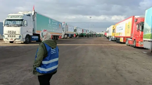 Misirdən Fələstinə humanitar yardım daşınacaq Rəfah sərhəd keçid məntəqəsində gözləyən humanitar yüklər