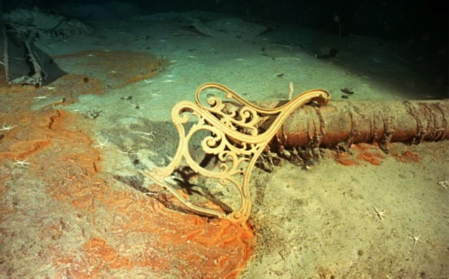 La rouille provenant de la corrosion des ferronneries s'infiltre sur le fond marin autour du Titanic, mais ses accessoires en bronze et en laiton restent intacts.