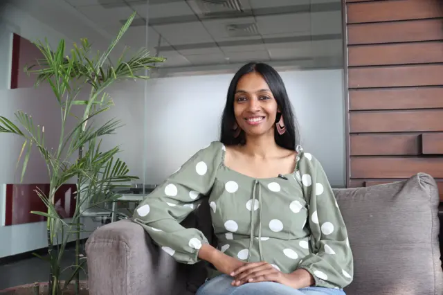 Pallavi assise sur une chaise dans sa salle d'entraînement