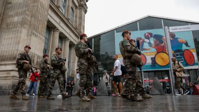 Militares patrulham em torno da estação de trem Gare du Nord em Paris; eles vestem roupas camufladas