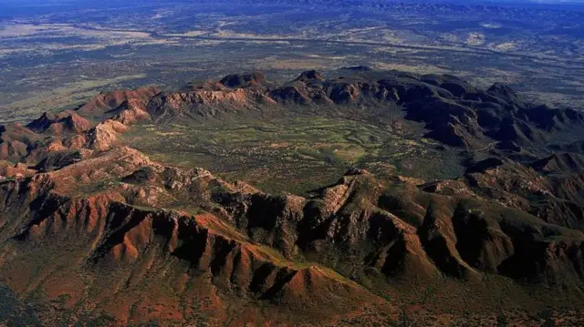 Não há fotografias da cratera Nadir - mas a cratera Gosses Bluff, na Austrália, é semelhante
