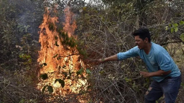 Voluntário auxilia frente criada contra queimadas na Bolívia em 25 de agosto de 2019