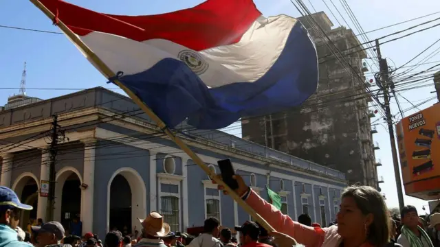 Mulher em Assunção com bandeira do Paraguai