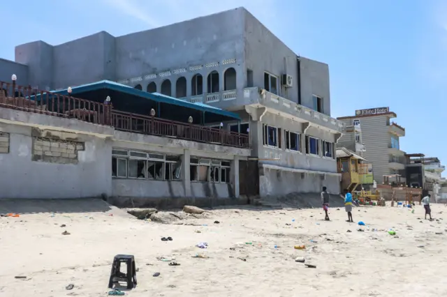 Pessoas observam o local de um atentado suicida em Mogadishu, Somália