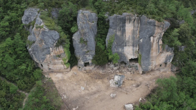 Vista aérea da área escavada no povoado medieval de Las Gobas (condado de Treviño, Espanha)