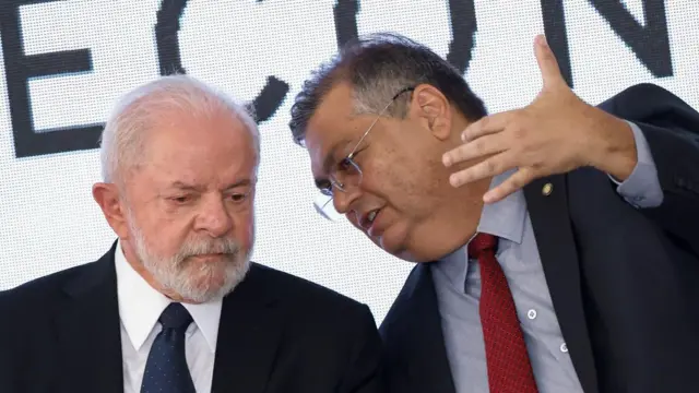 Lula e Flavio Dino conversando em evento