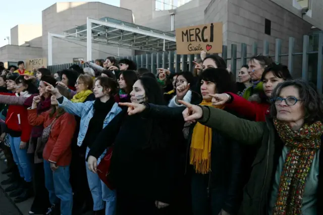 Mulheres reunidas em apoio a Gisèle Pelicot em frente ao tribunal de Avignon