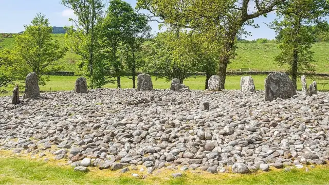 Pedras em círculo marcando um local funerário