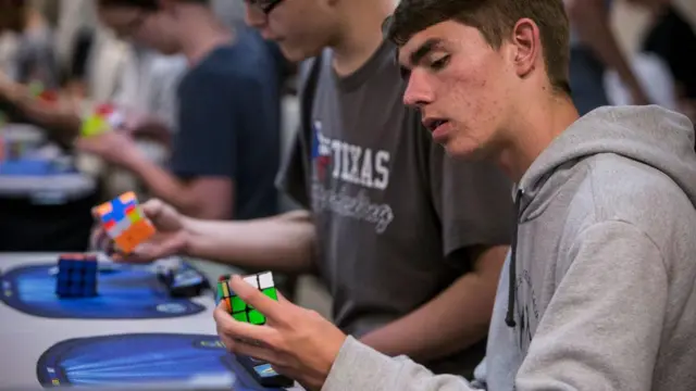 Jóvenes en una competencia del cubo de Rubik. 