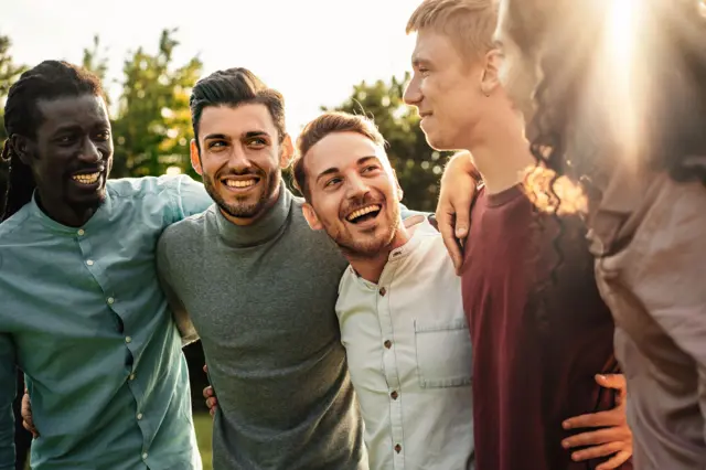 Um grupo de amigos sorrindo